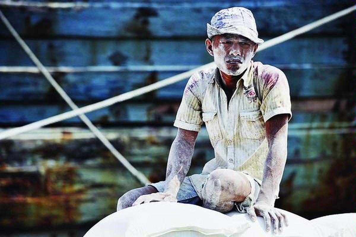 Buruh bongkar muat barang di Pelabuhan Sunda Kelapa, Jakarta, Kamis (21/6). Menurut Badan Pusat Statistik, jumlah pekerja atau buruh informal Indonesia pada Februari 2012 mencapai 70,7 juta orang, atau 62,71 persen dari total pekerja. Buruh informal praktis  terabaikan dalam mendapatkan jaminan sosial, seperti asuransi kecelakaan kerja dan jaminan kesehatan.