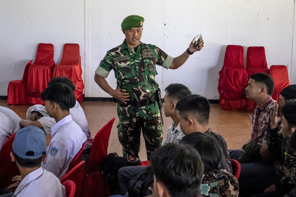 Anggota TNI merazia barang bawaan siswa sebelum memasuki barak militer saat program pendidikan karakter dan kedisiplinan di Dodik Bela Negara Rindam III Siliwangi, Lembang, Kabupaten Bandung Barat, Jawa Barat, Senin (5/5/2025). Ratusan siswa SMA/SMK dari berbagai kota dan kabupaten di Jawa Barat yang memiliki perilaku khusus seperti terlibat tawuran, terafiliasi geng motor, kecanduan permainan daring (game online), mabuk dan perilaku tidak terpuji lainnya menjalani program pendidikan karakter dan kedisiplinan selama 14 hari. 