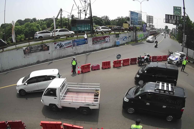 Arus lalu lintas Simpang Jomin di Karawang, Jawa Barat, ramai lancar, Minggu (30/4/2023) pagi.