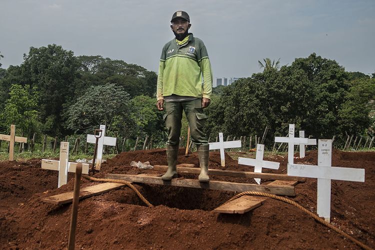 Foto dirilis Sabtu (19/9/2020), memperlihatkan petugas penggali makam untuk jenazah Covid-19, Junaedi, berpose di kompleks pemakaman Pondok Ranggon. Selain tenaga medis yang menjadi garda terdepan penanganan virus corona, salah satu pahlawan lain juga patut diberikan apresiasi tinggi adalah petugas pemakaman jenazah Covid-19.