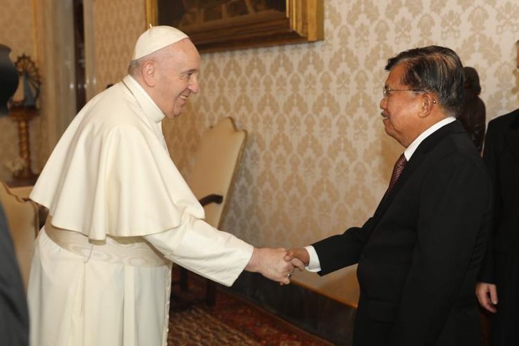 Former Indonesian Vice President Jusuf Kalla and other members of the Jury Committee for the Zayed Award meet with Pope Francis in the Vatican (23/10/2020)