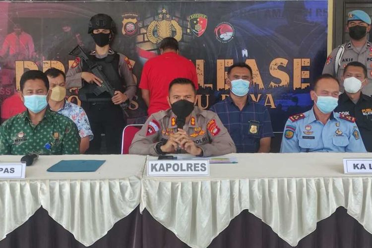 Saleh Kurap, bandar narkoba yang ditahan di Lembaga Pemasyarakatan (Lapas) Kelas IIA Pontianak, Kalimantan Barat, sempat melarikan diri. Dia kabur pada Jumat (3/9/2021) sekitar pukul 02.00 WIB. Setelah hampir satu bulan menghilang, Saleh Kurap akhirnya ditangkap petugas, Kamis (30/9/2021). Petugas menangkap Saleh Kurap di sekitar Kecamatan Sungai Kakap, Kabupaten Kubu Raya, Kalimantan Barat.