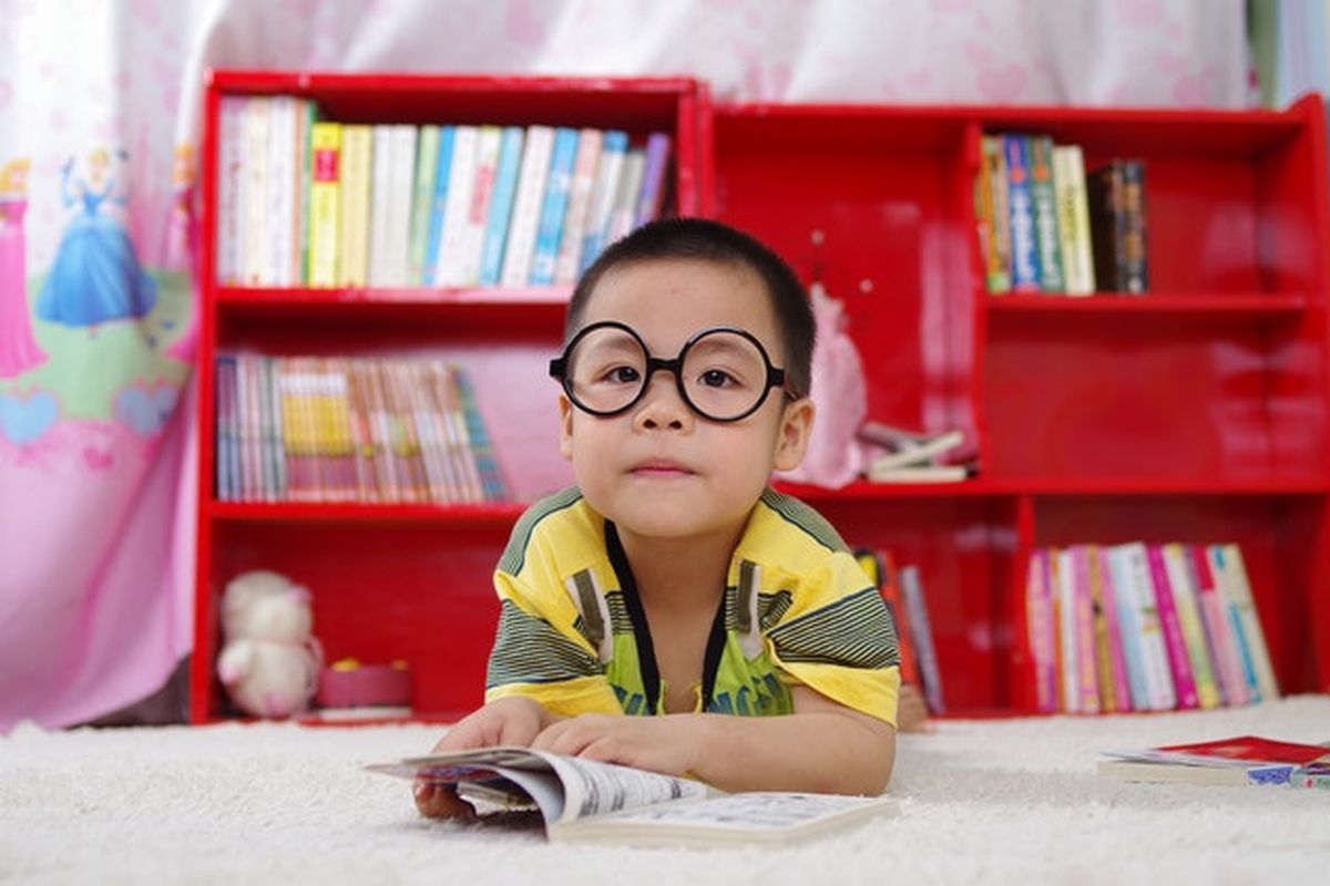 Salah satu cara agar anak cepat membaca adalah dengan mendedikasikan tempat di mana anak bisa merasa nyaman ketika membaca, misalnya ruangan perpustakaan kecil di rumah.