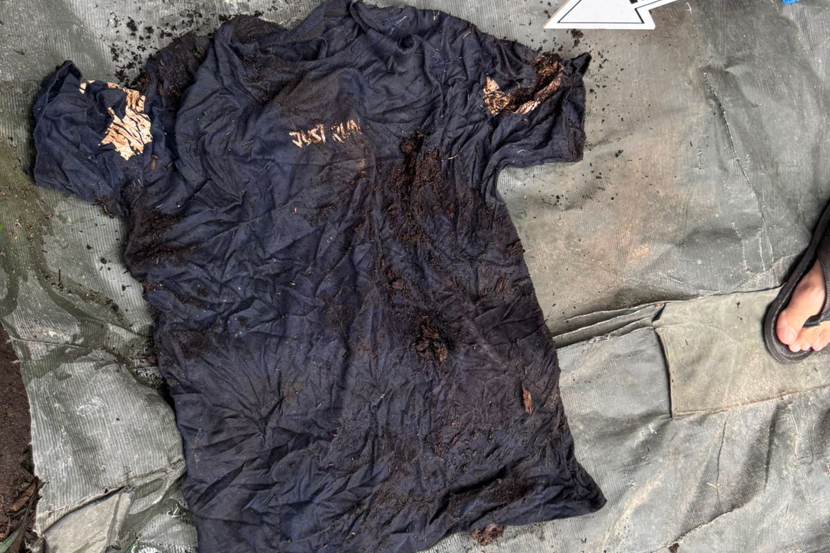 Barang bukti baju yang ditemukan di sekitar tumpukan tengkorak di pohon aren yang mati di Kecamatan Sei Rampah, Kabupaten Serdang Bedagai (Sergai), Sumatera Utara, Selasa (9/9/2025).