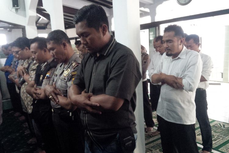 Anggota Polresta Surakarta menggelar salat Gaib di Masjid An Nur kompleks Mapolresta Surakarta, Solo, Jawa Tengah, Rabu (31/10/2018).