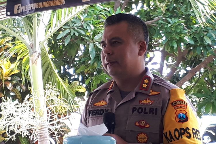 Kapolres Probolinggo Ferdy Irawan memberikan keterangan terkait tersebarnya foto oknum polisi pria bermesraan dengan lelaki.