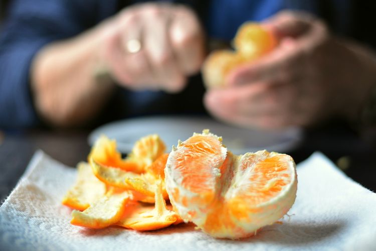 Kulit jeruk memiliki berbagai manfaat, seperti mengusir kucing dan serangga, hingga menghilangkan bau tidak sedap di sudut-sudut rumah.