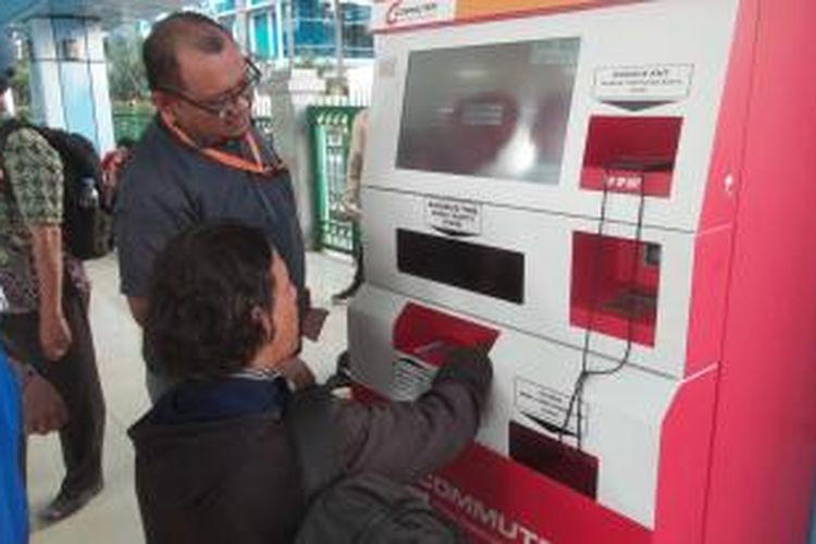 Vending machine yang yang mulai dioperasikan di Stasiun Juanda, Jakarta Pusat, Jumat (18/9/2015). Dengan adanya mesin tersebut, penumpang KRL Commuterline dapat membeli dan mengisi ulang kartunya tanpa melalui petugas di loket.