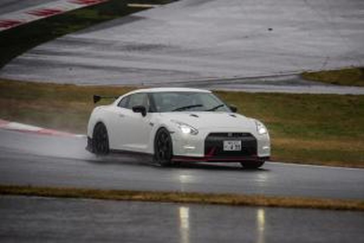 Nissan GT-R Nismo saat digeber di lintasan Fuji Speedway yang basah
