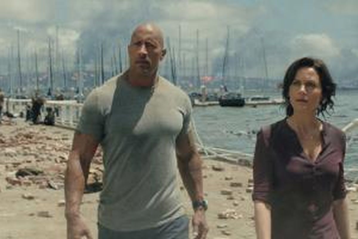 Carla Gugino dan Dwayne Johnson dalam salah satu adegan film San Andreas.