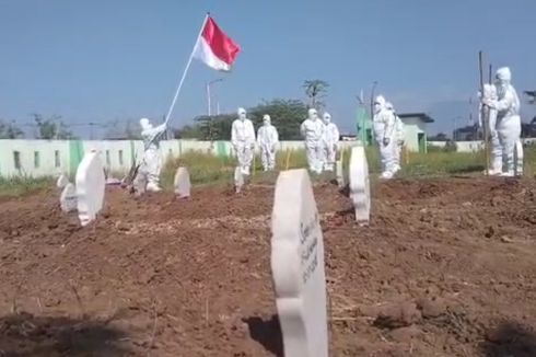 Relawan di Madiun Gelar Upacara Bendera Peringatan HUT RI di Pemakaman Jenazah Covid-19