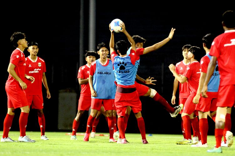 Jelang ASEAN U17 Championship 2026 Timnas U17 Indonesia menjalani latihan bersama di Stadion Gelora 10 November Tambaksari Surabaya, Jawa Timur, Kamis (9/4/2026) malam.