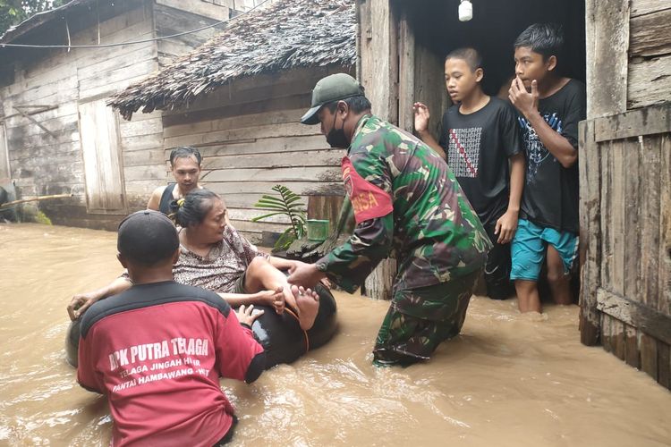 Evaluasi terhadap warga terdampak banjir di HST Kalsel terus dilakukan petugas gabungan dan relawan, Senin (29/11/2021). 