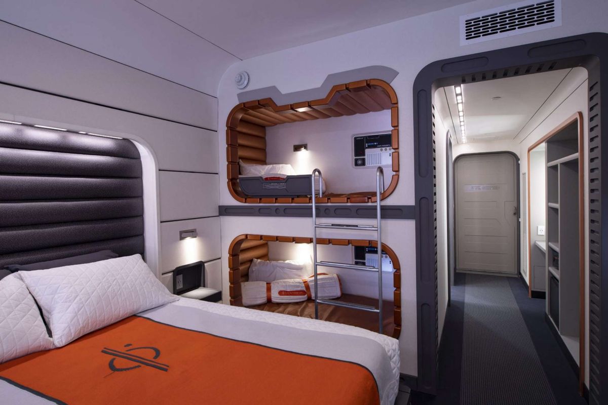 Ruang kamar di hotel Disney Galactic Starcruiser. 