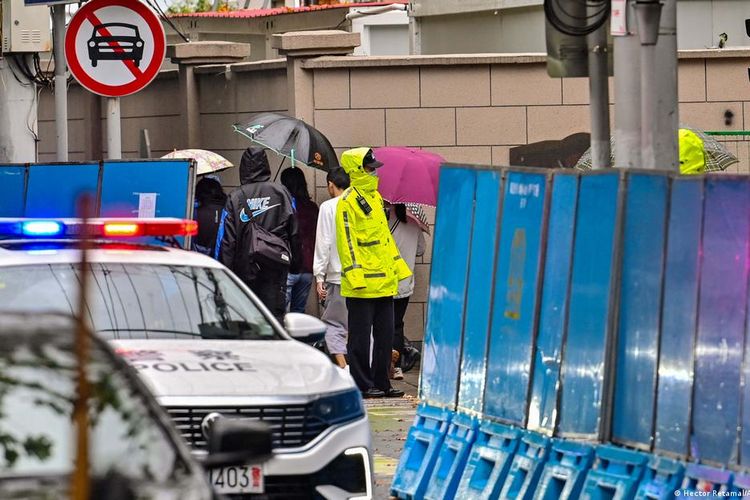 Polisi membangun barikade di jalan-jalan di Shanghai, China, untuk mencegah pengumpulan massa