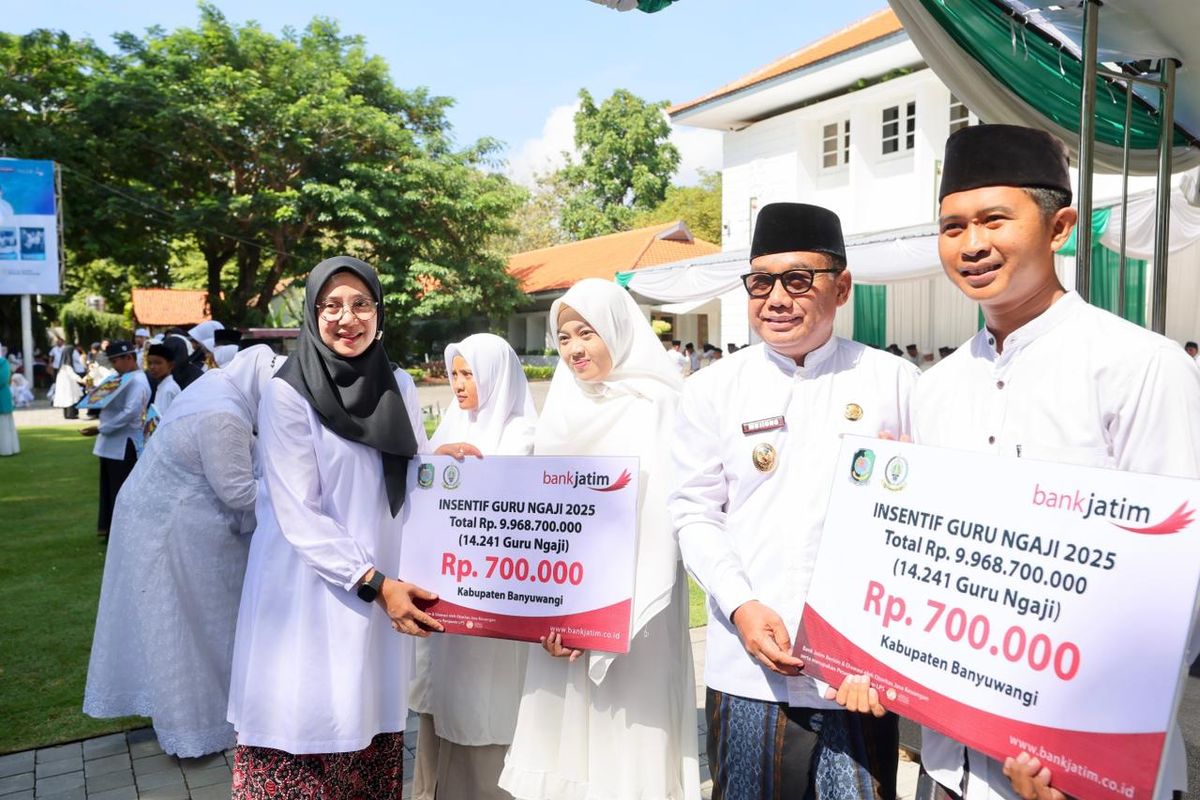 Bupati Banyuwangi Ipuk Fiestiandani menyerahkan insentif sebesar Rp 9,96 miliar kepada 14.241 guru ngaji saat upacara Hari Santri Nasional di Halaman Kantor Bupati Banyuwangi,cRabu (22/10/2025).