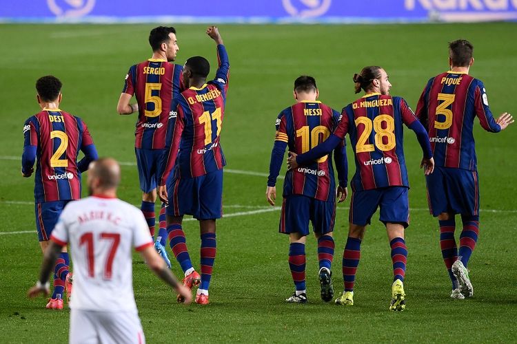 Penyerang Barcelona Ousmane Dembele (ketiga dari kiri) merayakan gol dalam pertandingan leg kedua semifinal Copa del Rey Spanyol (Piala Raja) antara Barcelona vs Sevilla FC di Stadion Camp Nou di Barcelona pada 3 Maret 2021.