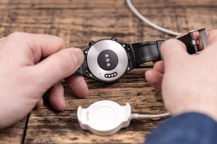iPhone dan HP Android Sudah Kompak Pakai USB-C, Kenapa Smartwatch Belum?