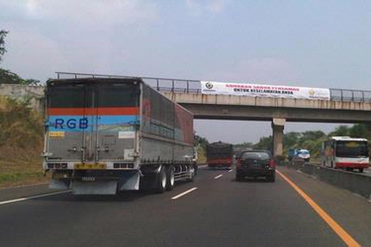 Truk besar yang melintas di jalan tol Purbaleunyi.