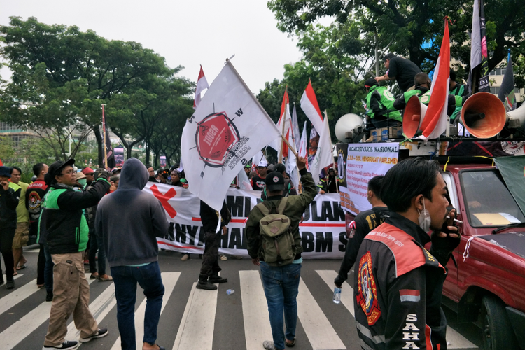 Sejumlah ojek online (Ojol) bersiap melaksanakan aksi demonstrasi di depan Gedung DPR/MPR RI, Jakarta Pusat, untuk menolak rencana kenaikan harga BBM, Senin (29/8/2022).