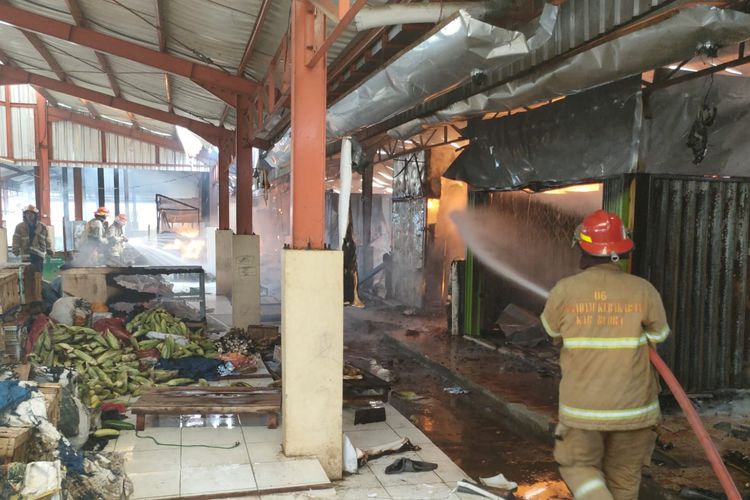 Petugas melakukan pemadaman api di Pasar Ngawen, Blora, Jawa Tengah, Selasa (9/1/2024)
