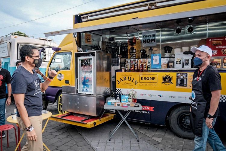 Sandiaga Uno saat mengunjungi food truck di Pantai Kuta Mandalika.