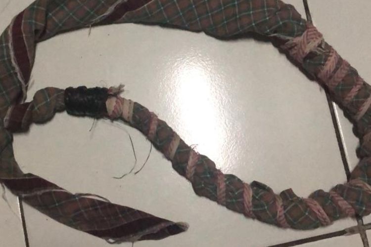 Barang bukti berupa sarung modifikasi menjadi cambuk dan pentung ini disita Polres Kulon Progo, Daerah Istimewa Yogyakarta, dari delapan remaja yang berniat tawuran “perang sarung”.