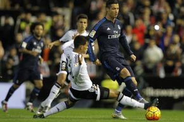 Pemain Real Madrid, Cristiano Ronaldo (kanan), tampil pada laga Divisi Primera La Liga kontra Valencia di Stadion Mestalla, Minggu (3/1/2016) waktu setempat atau Senin dini hari WIB.