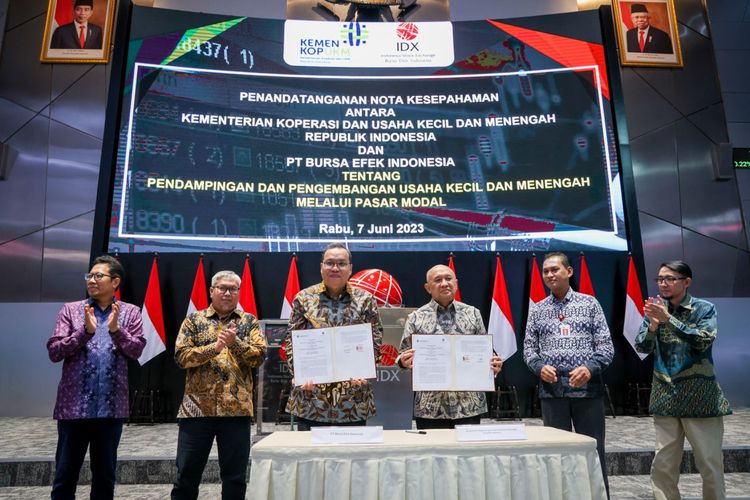 Kementerian Koperasi dan Usaha Kecil Menengah (KemenKopUKM) berkolaborasi dengan Bursa Efek Indonesia (BEI) dalam memberikan penguatan kapasitas pelaku Usaha Mikro Kecil Menengah (UMKM) agar naik kelas hingga menjadi perusahaan publik dan listing di bursa saham untuk penawaran saham kepada masyarakat.