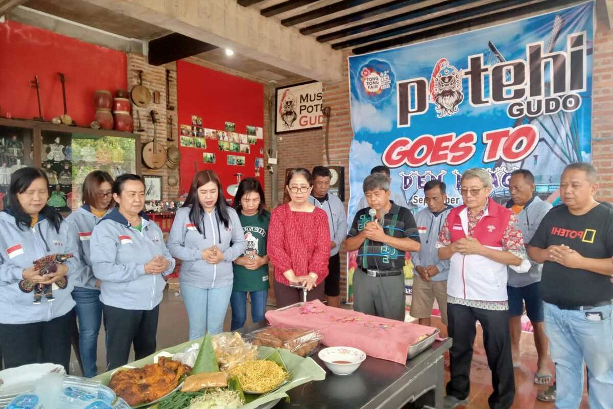 Kru dan pegiat Wayang Potehi Fu He An Gudo, Kabupaten Jombang, Jawa Timur, menggelar acara tasyakuran menjelang keberangkatan ke Tong-Tong Fair & Festival Den Haag, Belanda, Minggu (28/8/2022).