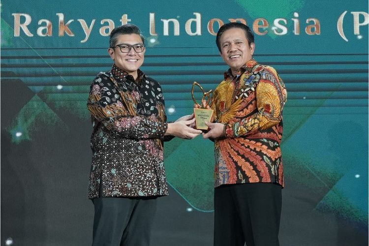 Direktur Micro BRI Akhmad Purwakajaya menerima Anugerah Ekonomi Hijau dari detikcom di Jakarta, Kamis (14/8/2025). Penghargaan ini diraih BRI atas konsistensinya dalam memberdayakan UMKM melalui layanan keuangan inklusif dan berkelanjutan 
