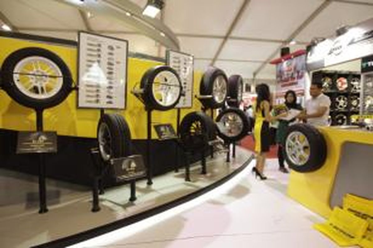 Aksesori pelek dan ban dipamerkan dalam 22nd Indonesia International Motor Show 2014, di JIExpo, Kemayoran, Jakarta Utara, Senin (22/9/2014).Pameran berlangsung hingga 28 September.