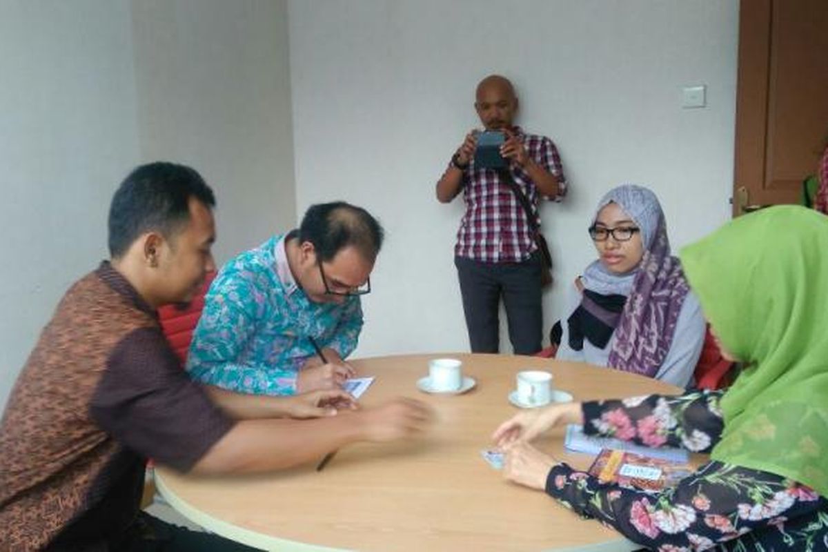 Koalisi Masyarakat Sipil mendaftarkan gugatan dugaan maladministrasi penyusunan regulasi Peraturan Pemerintah Nomor 1/2017, Permen ESDM Nomor 5/2017, dan Permen ESDM Nomor 6/2017 ke Ombudsman Republik Indonesia (ORI), Jakarta, Senin (23/1/2017)