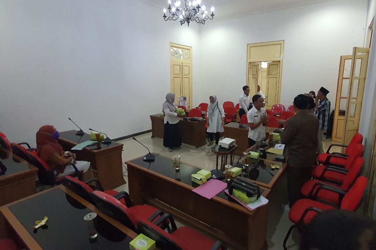 Suasana sesuai audensi terkait pemecatan ASN di Bangsal Sewokoprojo, Wonosari, Gunungkidul. Rabu (13/9/2023)
