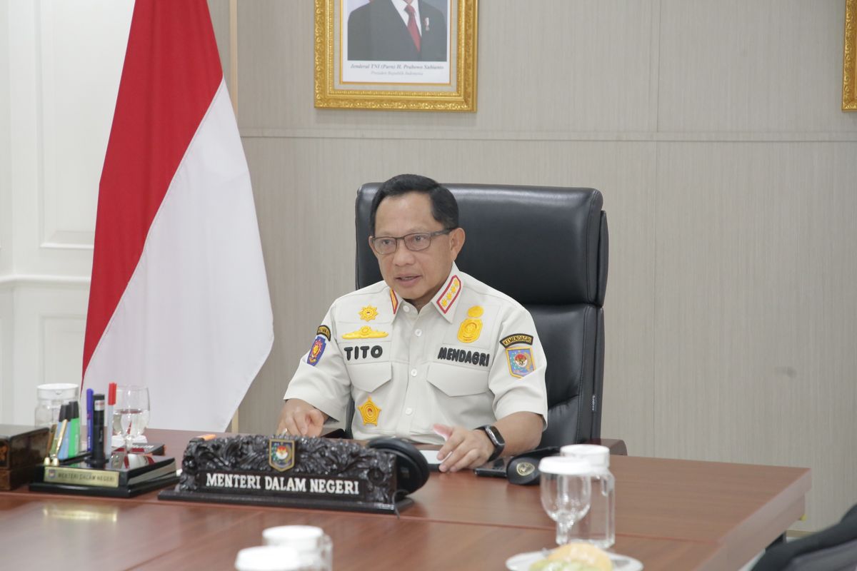 Menteri Dalam Negeri (Mendagri) Muhammad Tito Karnavian saat memberikan pengarahan pada Rapat Penguatan Kapasitas Satpol PP di Daerah dalam Penegakan Peraturan Daerah (Perda) dan Peraturan Kepala Daerah (Perkada) terkait Gerakan Nasional Indonesia Bersih (GNIB) dan Pengelolaan Sampah, serta Peningkatan Peran Satuan Perlindungan Masyarakat (Satlinmas) secara virtual dari Jakarta, Kamis (18/9/2025).