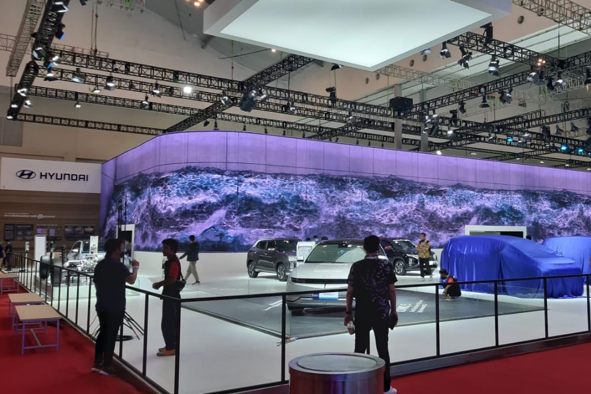 Tampilan dinding LED di booth Hyundai pada ajang GIIAS 2022