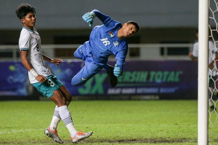 Pemain timnas U17 Indonesia Arkhan Kaka berusaha mnegelabuhi penjaga gawang timnas U17 Palestina Mohammed Abushaqra pada laga Kualifikasi Piala Asia U17 2023 di Stadion Pakansari, Kabupaten Bogor, Jumat (7/10/2022). Indonesia menang dengan skor 2-0.