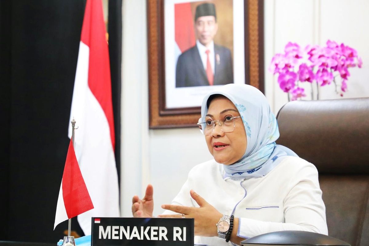 Menteri Ketenagakerjaan (Menaker) Ida Fauziyah dalam video conference bersama Co-Chief Executive Officer (CEO) Gojek  Andre Soelistyo dan CEO Tokopedia William Tanuwijaya, di Jakarta, pada Rabu (5/5/2021).