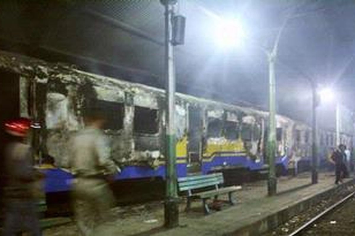 Inilah bangkai gerbong kereta yang terbakar di Stasiun Rangkasbitung, Banten, Senin (11/10/2010) dini hari.
