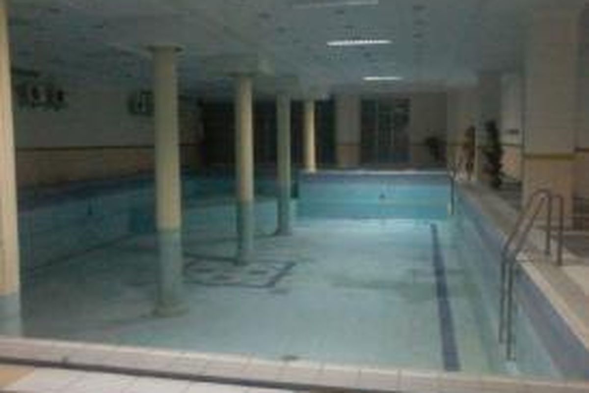 Fasilitas kolam renang di Apartemen Robinson justru dialihfungsikan oleh pihak pengelola menjadi tempat beribadah dan indekos.
