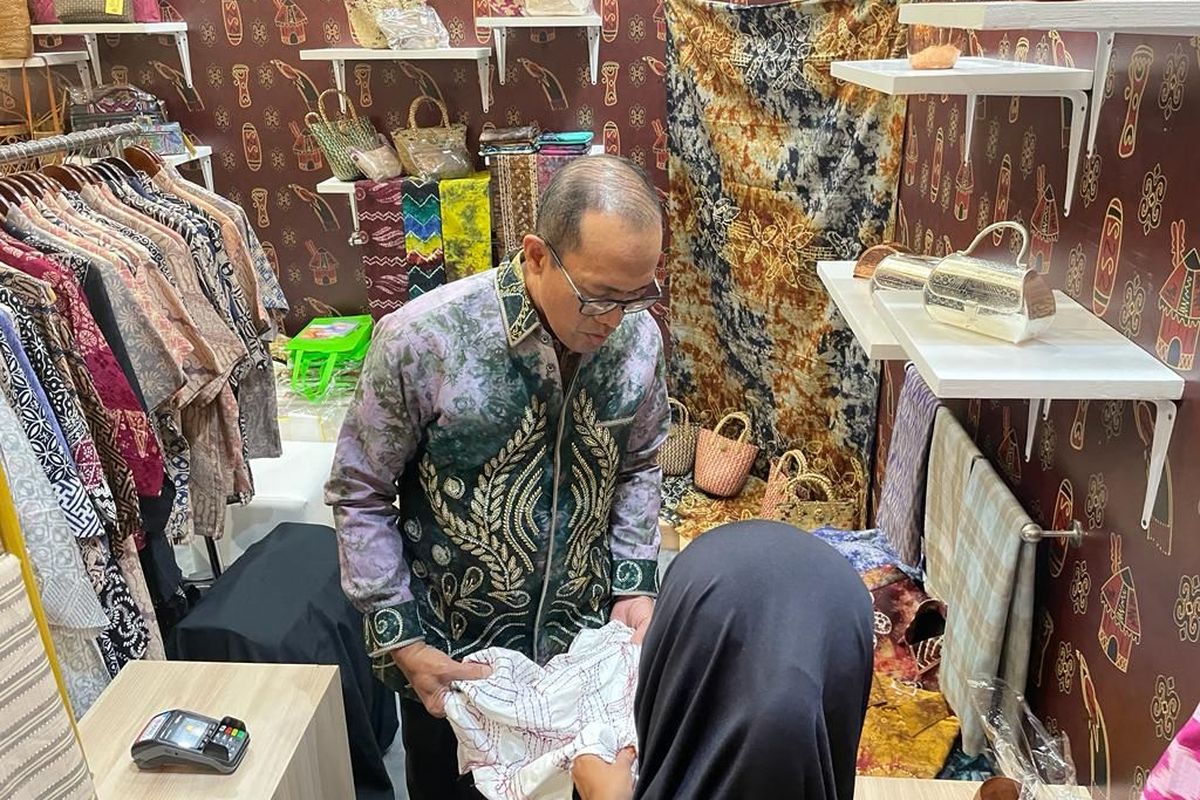 PT Hutama Karya (Persero) melalui program Tanggung Jawab Sosial dan Lingkungan (TJSL), HK Peduli Kreatif, mengikutsertakan dua pelaku Usaha Mikro dan Usaha Kecil (UMK) unggulan yaitu KINNI Store dari Kalimantan Selatan dan kerajinan Ogan Ilir dari Sumatera Selatan, di Inacraft 2023? Jakarta.