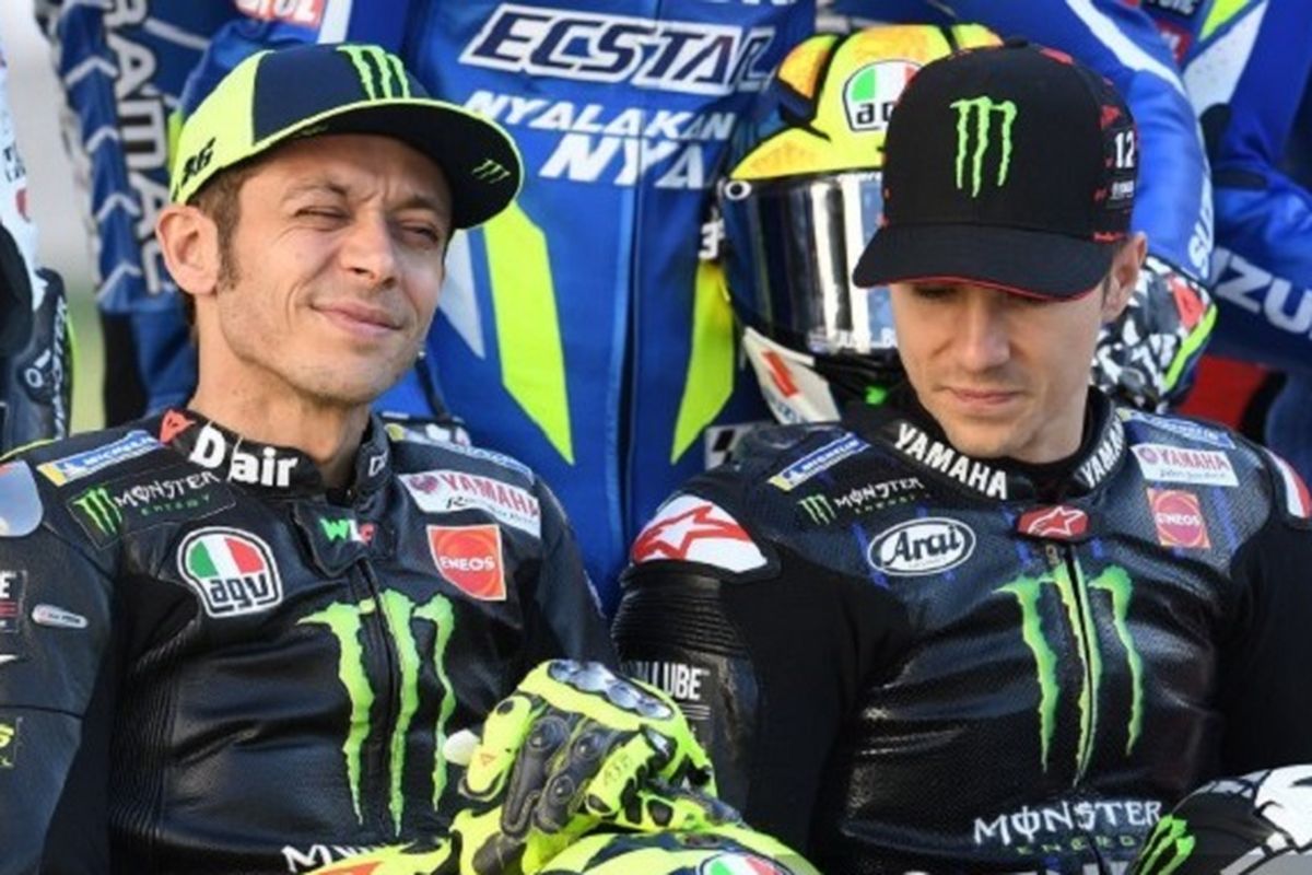 Pebalap Monster Energy Yamaha MotoGP, Valentino Rossi dan Maverick Vinales, berpose di Sirkuit Losail jelang GP Qatar, 7 Mei 2019. 