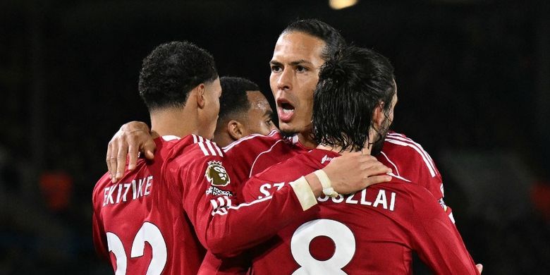Gelandang Liverpool, Dominik Szoboszlai, merayakan gol bersama rekan satu timnya pada laga Liga Inggris antara Leeds United dan Liverpool di Elland Road di Leeds, Inggris utara pada 6 Desember 2025.