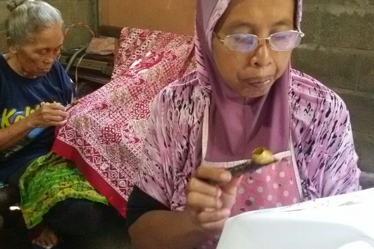 Aktivitas membatik di Sinar Abadi Batik (SAB) di Kecamatan Lendah, Kulon Progo, DI Yogyakarta. Hasil karya dari dapur SAB ini turut memenuhi galeri yang berisi produk khas Yogyakarta di terminal Bandara NYIA.