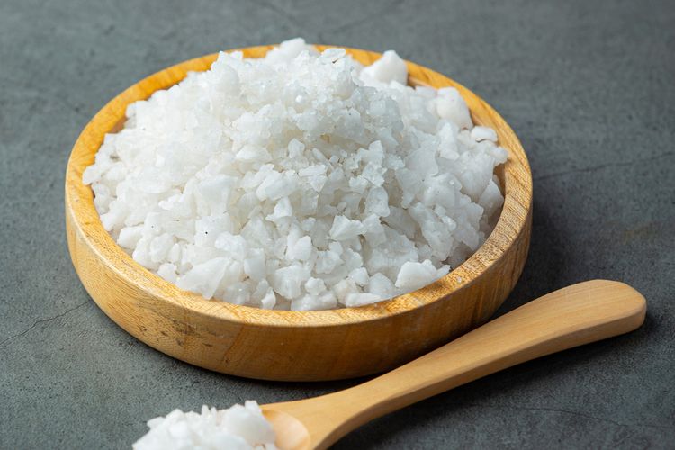 Ilustrasi garam kasar atau garam krosok. 