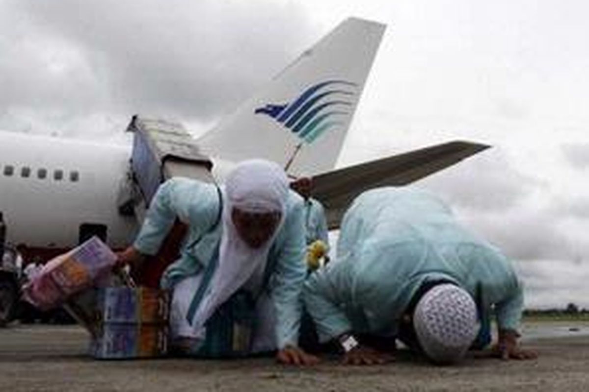 Jemaah haji asal Kabupaten HSU, Kalimantan Selatan sujud syukur saat tiba di Bandara Syamsudin Noor, Banjarbaru, Kalimantan Selatan, Minggu (14/12/2008).