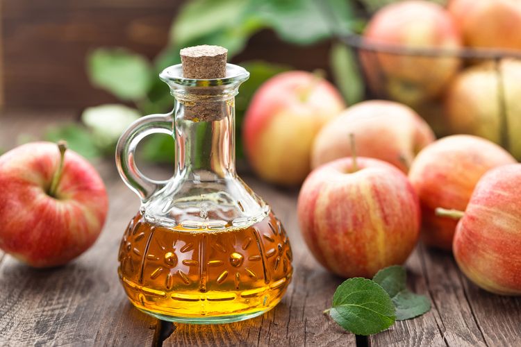 Ilustrasi cuka sari apel. Cuka sari apel bersifat sangat asam. Jika dikonsumsi berlebihan, ini berisiko menimbulkan efek samping serius, seperti hipoglikemia dan ginjal rusak.