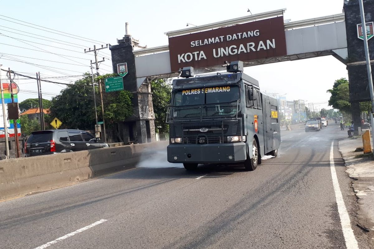 Mobil Rantis Polres Semarang melakukan penyemprotan disinfektan di area publik untuk menekan penyebaran Covid-19.