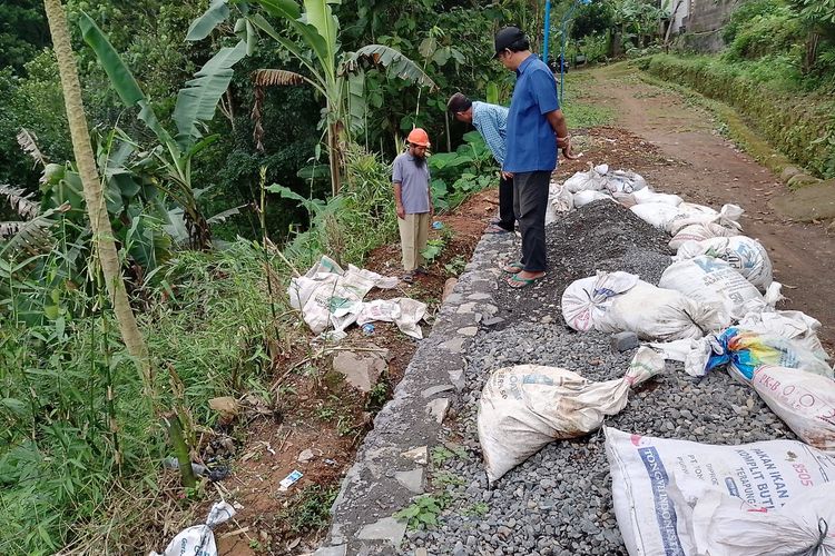 Pembangunan talud di dusun Siberi. KOMPAS.COM/SLAMET PRIYATIN