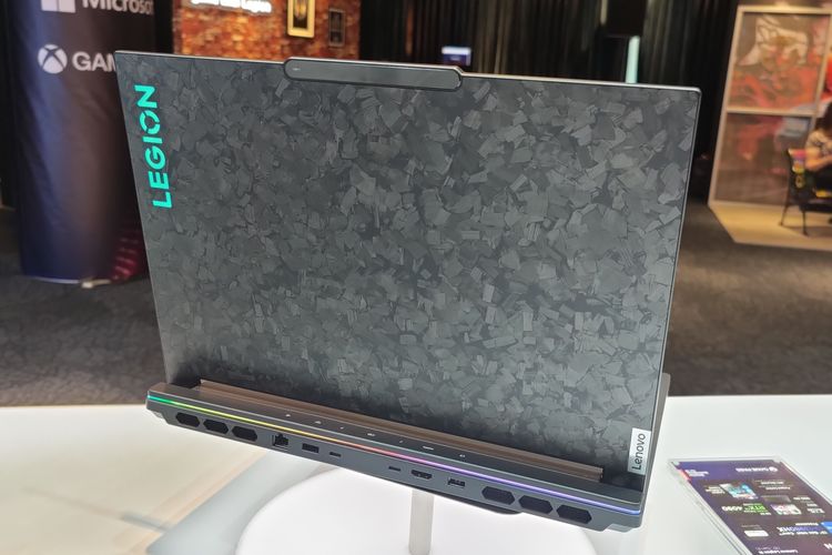 Lid Lenovo Legion 9i terbuat dari karbon tempa menghasilkan tekstur unik yang berbeda-beda.